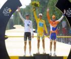 97 Fransa Bisiklet Turu ile podyum: Alberto Contador, Andy Schleck ve Denis Menchov, Arc de Triomphe ve Eyfel Kulesi arka plan